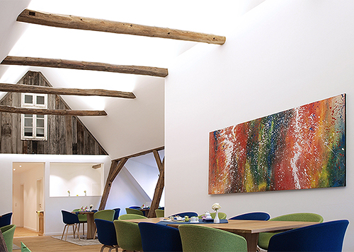 Die neue Räumlichkeit über dem Bauerncafé - rustikal-modern mit offener Balkenlage und frischen Farben
