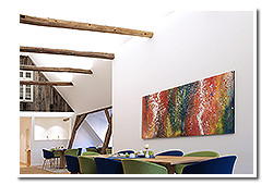 Die neue Räumlichkeit über dem Bauerncafé  - rustikal-modern mit offener Balkenlage und frischen Farben.
