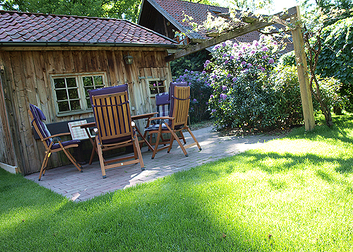 Der eigene Gartensitzplatz in der Ferienwohnung "Heuboden".